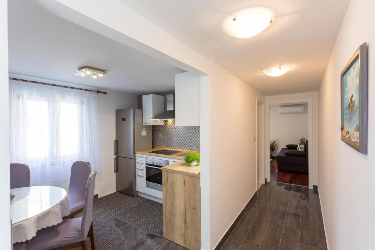 Apartments Lidija: Sea View with Exclusive Hot Tub or Pool Access Podstrana Exterior photo