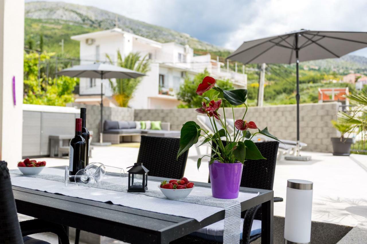 Apartments Lidija: Sea View with Exclusive Hot Tub or Pool Access Podstrana Exterior photo