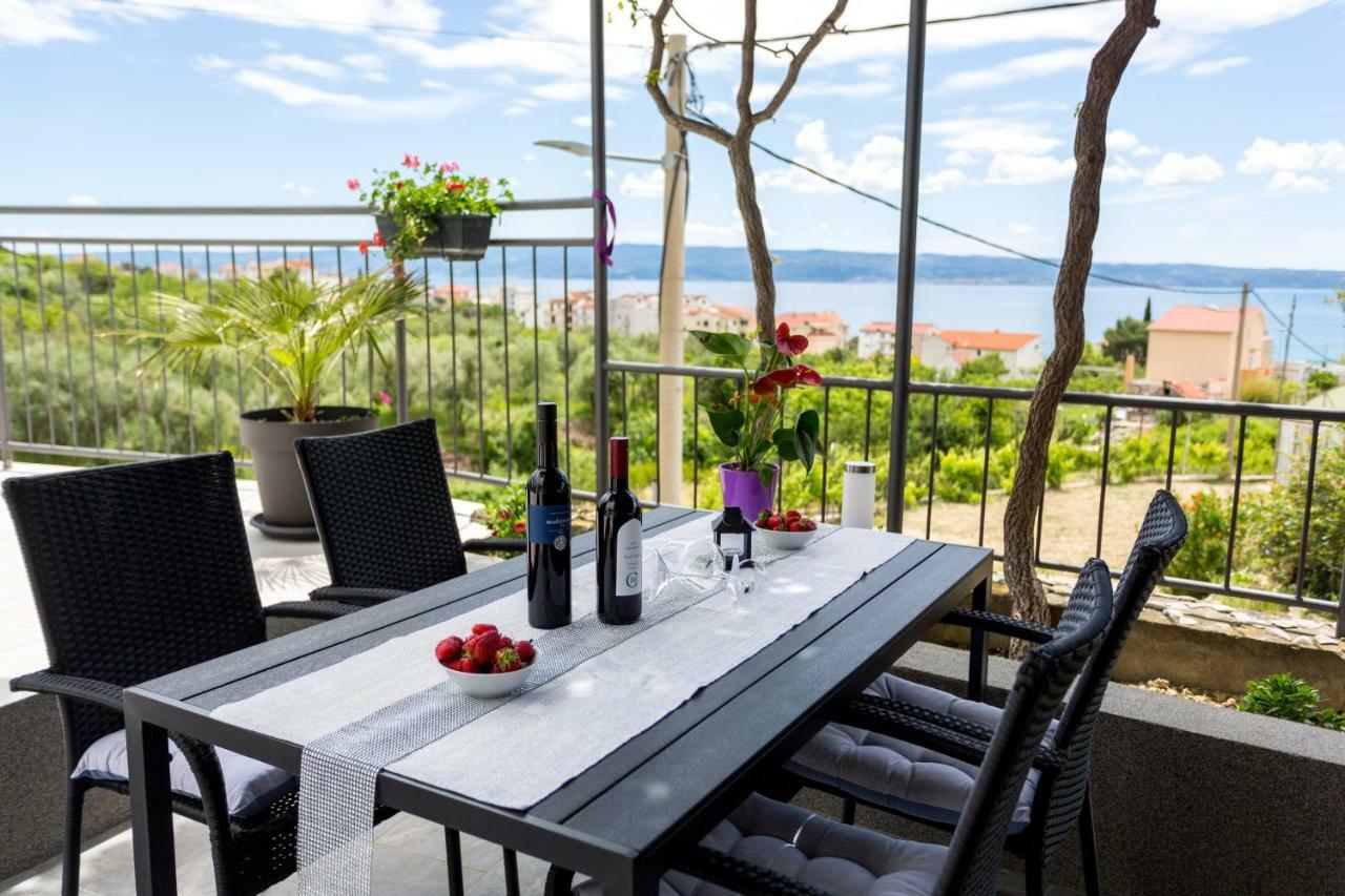 Apartments Lidija: Sea View with Exclusive Hot Tub or Pool Access Podstrana Exterior photo