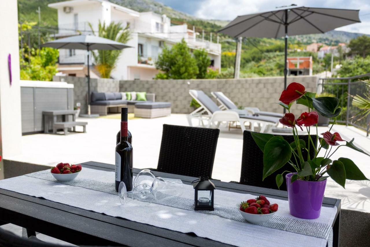 Apartments Lidija: Sea View with Exclusive Hot Tub or Pool Access Podstrana Exterior photo