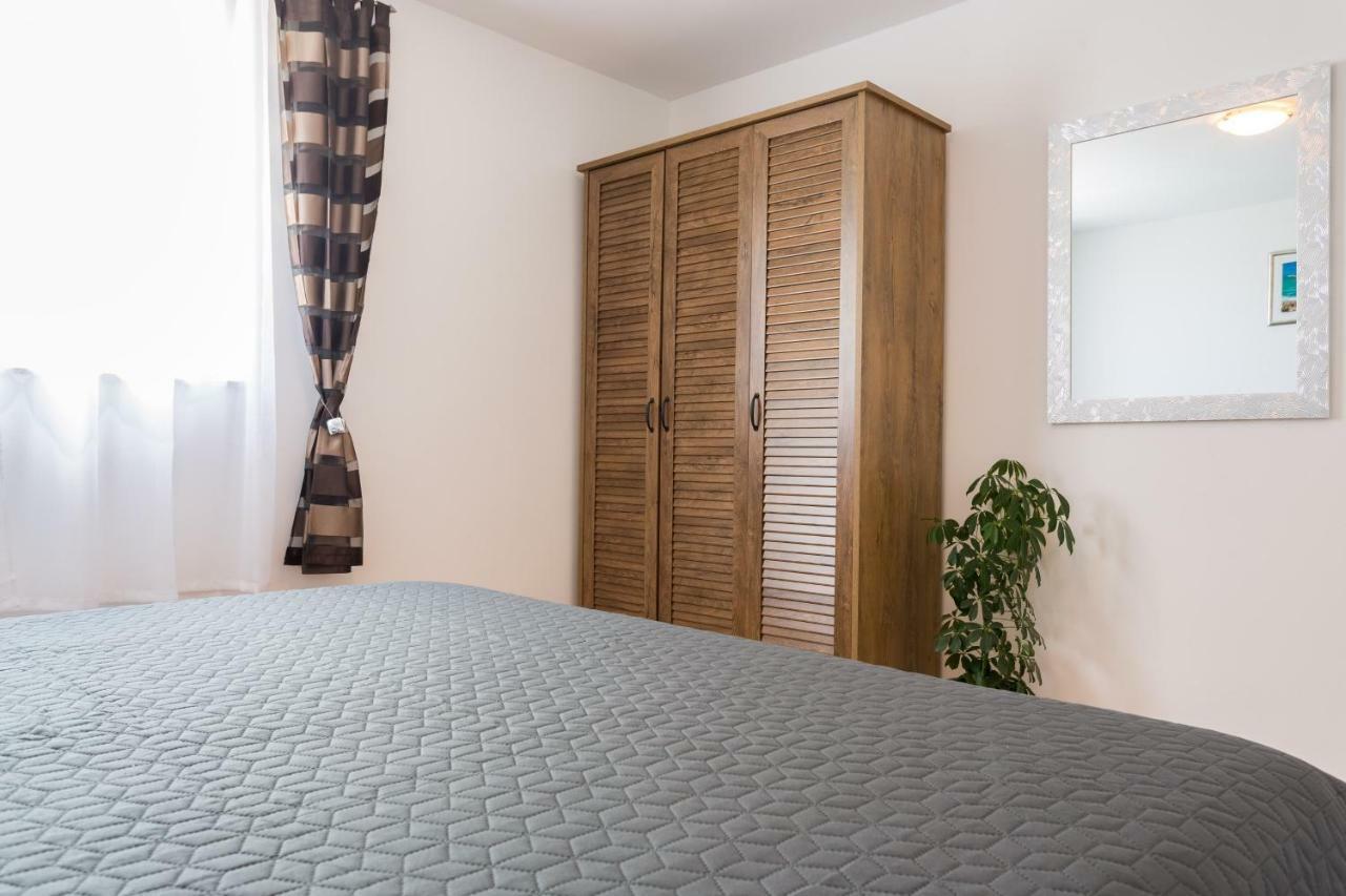 Apartments Lidija: Sea View with Exclusive Hot Tub or Pool Access Podstrana Exterior photo