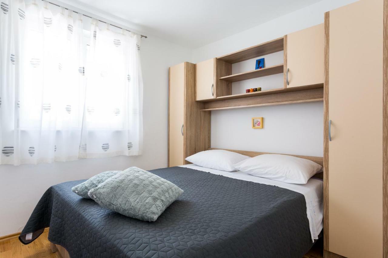 Apartments Lidija: Sea View with Exclusive Hot Tub or Pool Access Podstrana Exterior photo