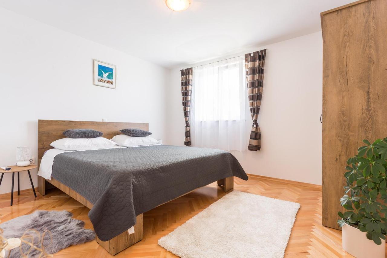 Apartments Lidija: Sea View with Exclusive Hot Tub or Pool Access Podstrana Exterior photo